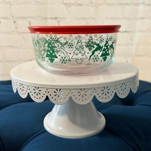 ❤️💚Holiday Pyrex💚❤️ Christmas themed 4-cup glass container with lid!